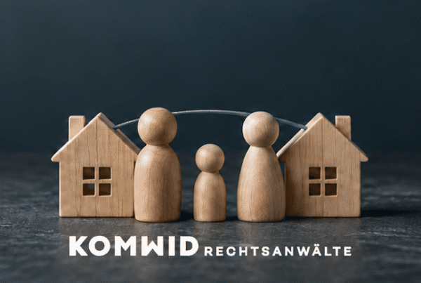 Zwei Holzhäuser mit Eltern- und Kindfiguren, verbunden durch eine Linie als Symbol für Doppelresidenz und Kommunikation.